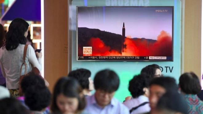 首尔的人们观看电视上关于导弹发射的报道