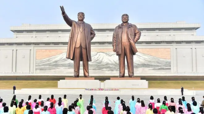 북한 조선중앙통신이 2023년 3월 9일 공개한 이 사진에서 주민들이 김일성 주석과 김정일 국방위원장을 추모하고 있다