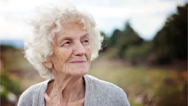 El índice de mortalidad humana crece exponencialmente hasta llegar a los 80, pero después se desacelera y se estanca, dice un estudio.