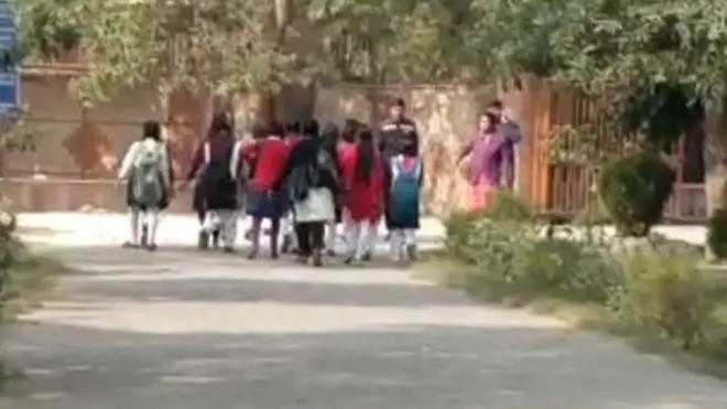 स्कूल से लौटतीं आश्रय गृह की लड़कियां