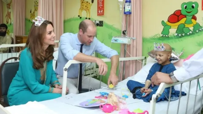 برطانوی شاہی جوڑے نے بادشاہی مسجد کے بعد لاہور میں شوکت خاتم میموریل کینسر ہسپتال کا دورہ کیا