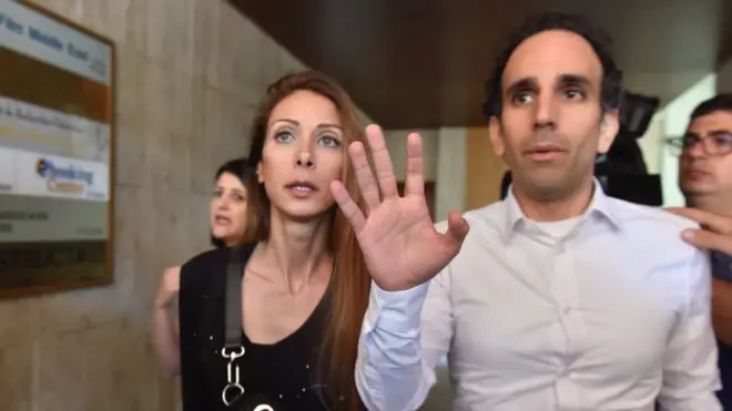 النائبة سينتيا زرازير أثناء دخولها فرع المصرف مع أحد محاميها