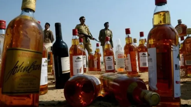 انڈیا میں ہر سال سڑک پر ہونے والے حادثوں میں تقریباً ڈیڑھ لاکھ افراد ہلاک ہوتے ہیں اور ماہرین کا خیال ہے کہ سڑک کے کنارے شراب کی فروخت پر پابندی سے حادثات روکنے میں مدد ملے گی