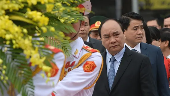 Trước khi bị bắt, ông Nguyễn Đức Chung (đầu tiên, phải) được cho là một lãnh đạo năng nổ chống đại dịch Covid-19 trên địa bàn thành phố Hà Nội