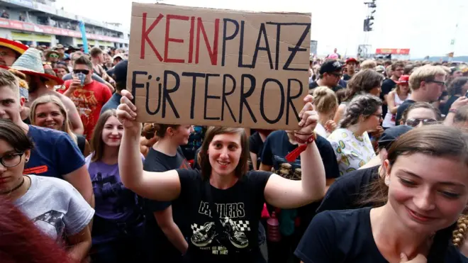 حملت واحدة من رواد المهرجان لافتة مكتوب عليها "لا مكان للإرهاب" مع استئناف الفعاليات