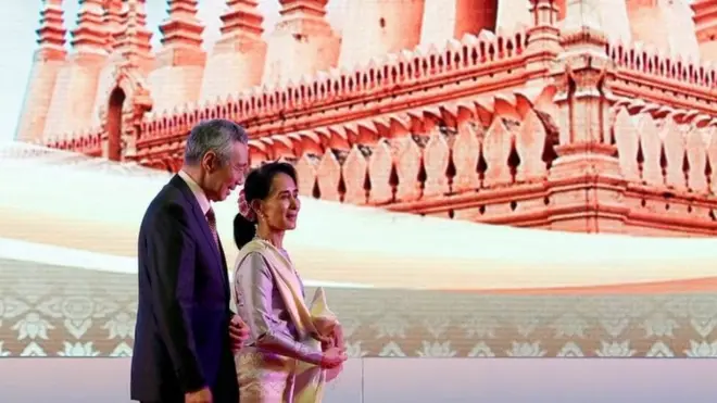 นางออง ซาน ซู จี ผู้นำของเมียนมา และนายกรัฐมนตรีลี เซียน ลุง ของสิงคโปร์ ขณะเข้าร่วมประชุมสุดยอดอาเซียน ในกรุงเวียงจันทน์ ของลาว 6 ก.ย. 2016