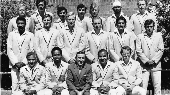 1972లో పాక్ క్రికెటర్లు జహీర్ అబ్బాస్ (వెనుక వరుసలో ఎడమవైపు నుంచి రెండో వ్యక్తి), ఆసిఫ్ మసూద్ (మధ్య వరుసలో ఎడమ నుంచి అయిదో వ్యక్తి), ఇంతిఖాబ్ ఆలమ్ (కూర్చున్నవారిలో ఎడమ నుంచి నాలుగో వ్యక్తి) భారత క్రికెటర్లు సునీల్ గావస్కర్ (వెనుక వరుసలో ఎడమ నుంచి మూడో వ్యక్తి), ఫరూఖ్ ఇంజినీర్ ( ఎడమ నుంచి నాలుగో వ్యక్తి), బిషన్ బేడీ (వెనుకవరుసలో ఎడమ నుంచి ఆరో వ్యక్తి)లతో డ్రెస్సింగ్ రూమ్ పంచుకున్నారు.