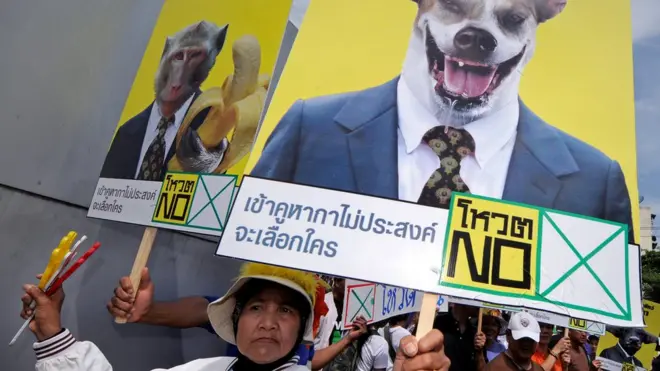 ในการเลือกตั้งเมื่อ 6 ปีก่อน กลุ่มพันธมิตรฯ รณรงคให้ประชาชน "โหวตโน" เพื่อปฏิเสธนักการเมือง แต่ภายใต้ร่าง พ.ร.ป.เลือกตั้ง ส.ส.ฉบับใหม่ การรณรงค์เช่นนี้กลายเป็นสิ่งต้องห้าม