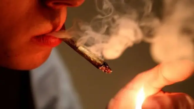 Esrarlı sigara içen bir genç