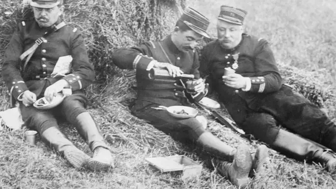 Makanan tentara harus ringan dan mudah dibawa serta tetap bisa dimakan setelah berminggu-minggu di bawah terik matahari.