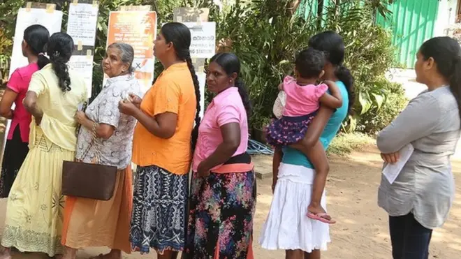 ඡන්දය දීමට පෙළ ගැසී