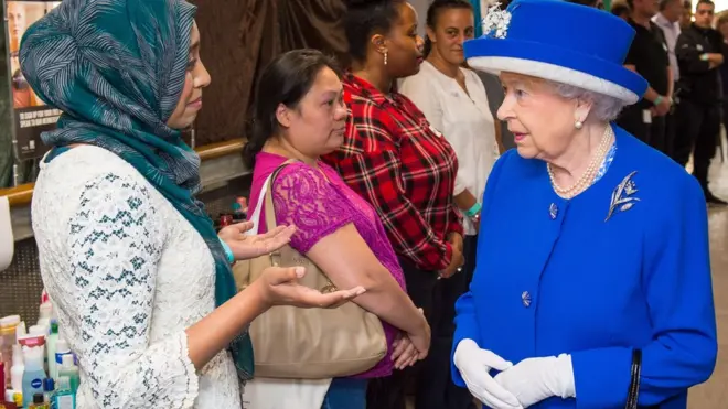 Kraliçe İkinci Elizabeth, Londra yangınından kurtulanları ziyaret etmişti