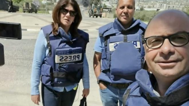 الصحفية الفلسطينية-الأمريكية شيرين أبوعاقلة مع زملائها في قناة الجزيرة