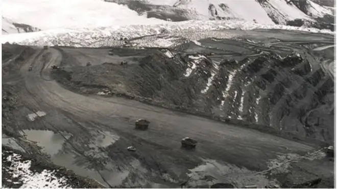 “Центерра” компаниясына Кумтөрдө өндүрүштүк таштандыларды мөңгүлөрдүн үстүнө төгүп, мөңгүлөрдү жок кылып жатканы үчүн экологиялык доо коюлган.