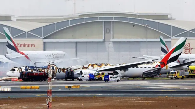 Салон лайнера авиакомпании Emirates выгорел практически полностью