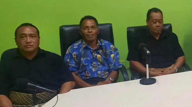 Lisala Folau, tengah berbaju biru, selamat dari terjangan tsunami di Tonga. Ia berada di laut selama 27 jam sebelum mencapai pulau utama.