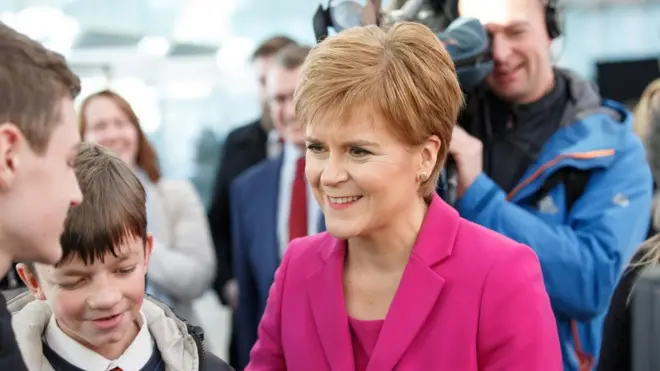 SNP lideri Nicola Sturgeon yeniden referanduma gidilmesini savunuyor.