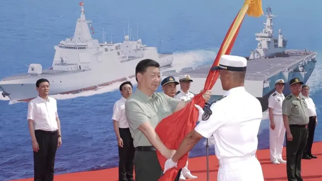 4月23日習近平參加海軍三型主戰艦艇交接入列儀式，向長征18號潛艇授予軍旗、命名證書
