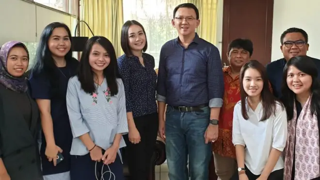 Mantan Gubernur DKI Jakarta Basuki Tjahaja Purnama alias Ahok (tengah) berfoto dengan kerabatnya di Jakarta, Kamis (24/1/2019).