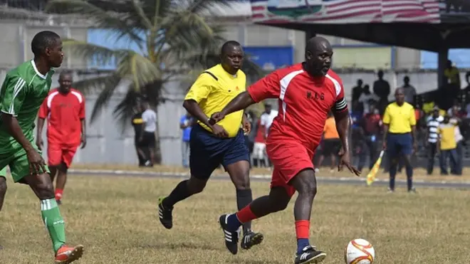 Le président élu, George Weah a joué un match amical opposant une équipe d'anciens internationaux libériens et amis aux Forces armées libériennes.