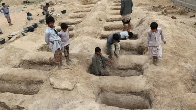 يمنيون يحفرون قبورا