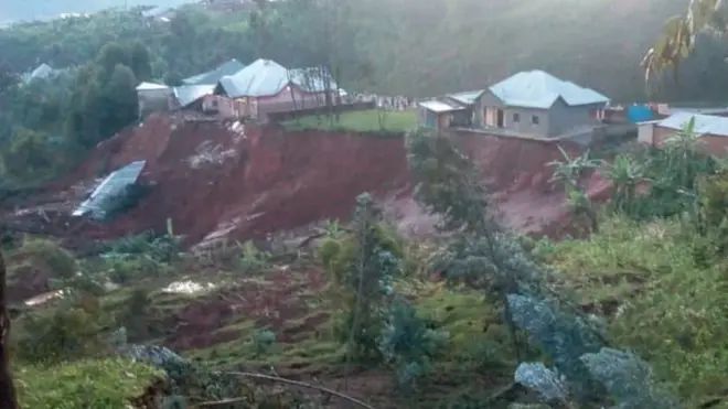 Umusozi wariduwe n'inkangu inzu zikangirika izindi zigasigara mu manegeka mu karere ka Ngororero