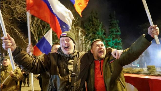 Personas celebrando en la calle en Donetsk.
