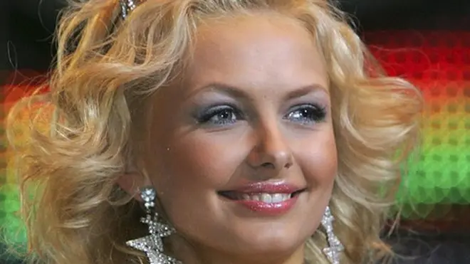 Cô Olga Khizhinkova khi đoạt vương miện Hoa hậu Belarus, hồi 2/2088