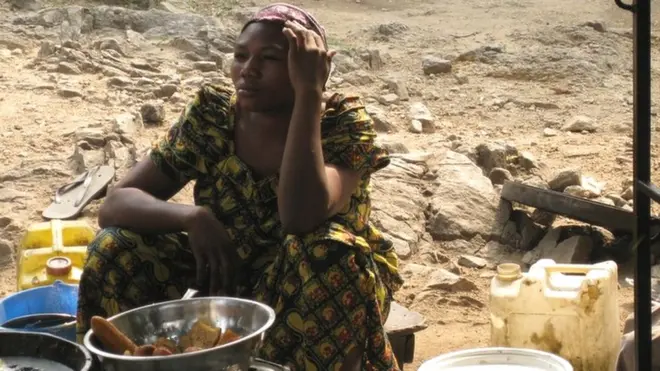 Nwanyị na eri ji na akara na uzọ