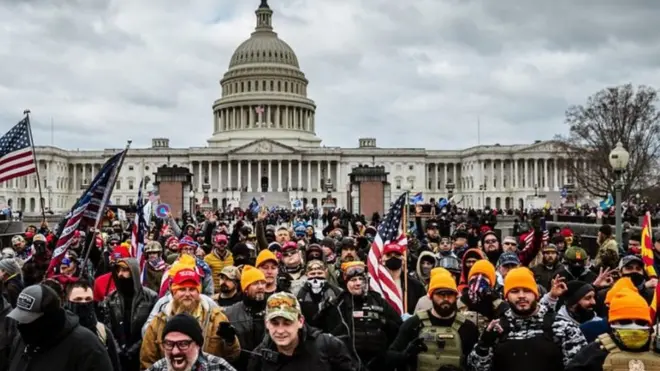 حشود أمام مبنى الكونغرس
