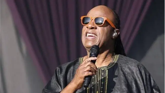 Legendry American singer and pianist, Stevie Wonder wan relocate go Ghana