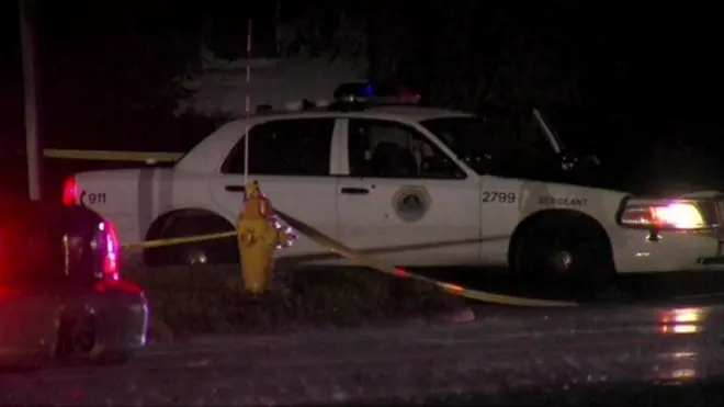 دونوں پولیس اہلکاروں کو ان کی گاڑیوں کے اندر نشانہ بنایا گیا