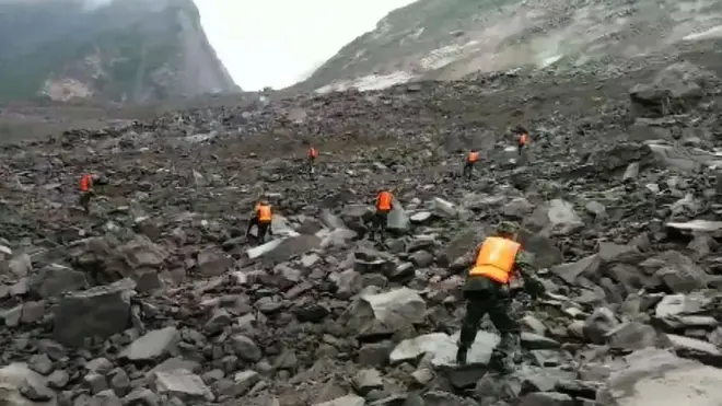В районе оползня продолжается поисково-спасательная операция
