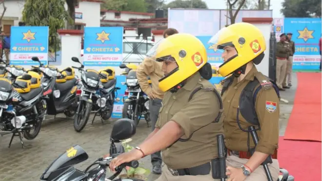 मोटर साइकिल सवार महिला चीता