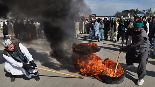 مظاہرین ٹائر جلا رہے ہیں