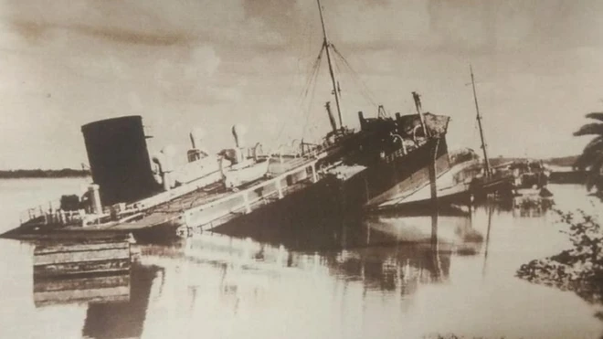 جیک پاٹ آپریشن میں جہاز العباس کے ڈوبنے کا منظر