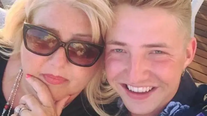 Durante la infancia de Bruce, a su mamá, Tina, la hospitalizaron muchas veces debido a su depresión.