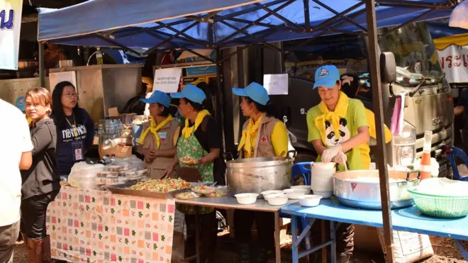 Volunteers are preparing food for everyone