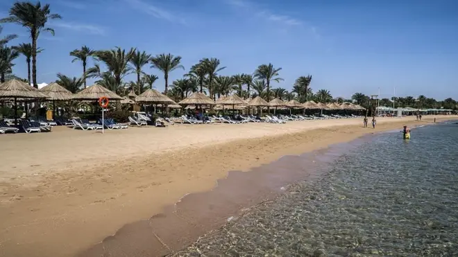 بلغ عدد السياح البريطانيون إلى شرم الشيخ عام 2015، 900 ألف سائح.