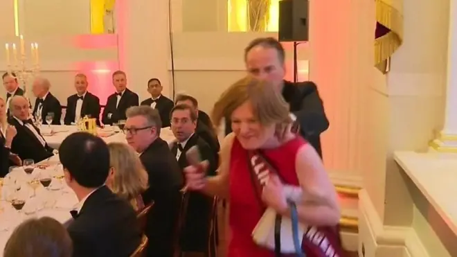 بالفيديو: وزير بريطاني يدفع ناشطة بيئية بعنف