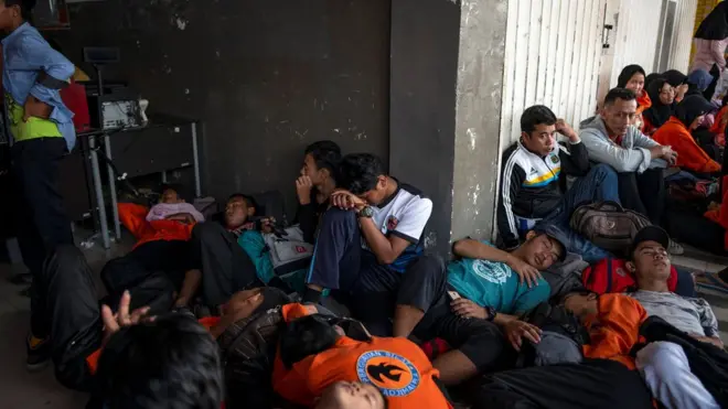 Para penumpang kereta listrik menumpuk di satu stasiun di Banten. Kereta tak beroperasi karena gangguan pasok listrik di Jakarta, Banten, dan Jabar.