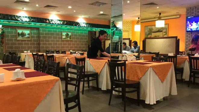 Uma garçonetecasa do apostador com brKoryo, restaurante norte-coreanocasa do apostador com brMoscou