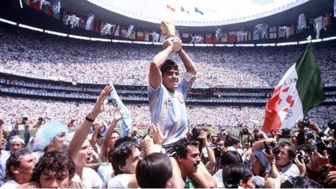 Many pipo believe Diego Maradona to be one of di greatest football player for history