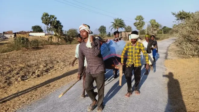 7 Km दूर अस्पताल, पैदल रिश्तेदारों की खाट पर कराहती प्रेग्नेंट सुरजी की मौत