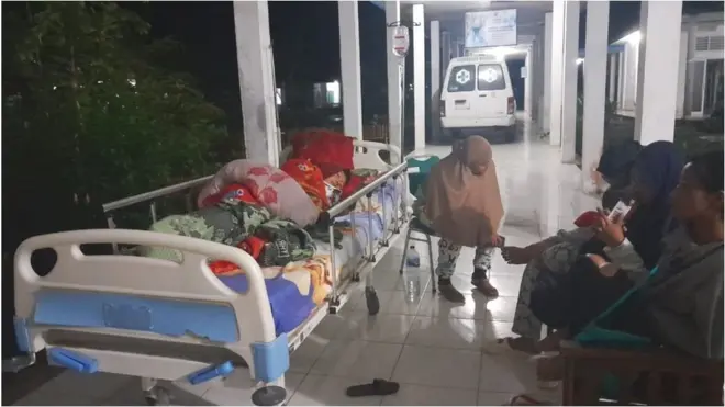 Warga Desa Muara Sikabaluan, Pulau Siberut, berada di luar bangunan rumah dan rumah sakit setelah gempa melanda Kepulauan Mentawai, pada Selasa (25/04).