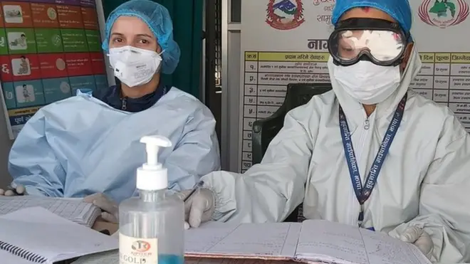 सङ्क्रमितको उपचारमा खटिने स्वास्थ्यकर्मीलाई पीपीइ चाहिने भन्दै किफायती रूपमा यसको प्रयोग गर्नुपर्ने स्वास्थ्य मन्त्रालयका अधिकारी बताउँछन्