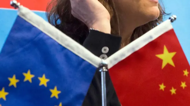 欧盟正计划今年提前与中国举行峰会，促进自由贸易，应对更有贸易保护主义倾向的美国。