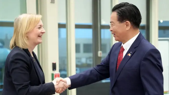 Ngoại trưởng Đài Loan Joseph Wu (Ngô Chiêu Nhiếp) ra sân bay đón bà Liz Truss