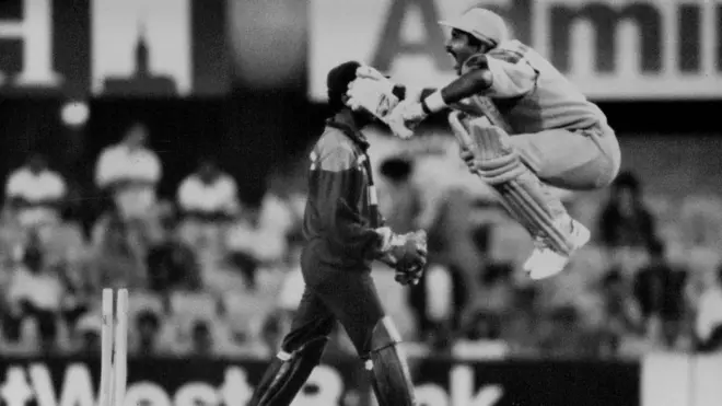 પાકિસ્તાની બેટ્સમેન જાવેદ મિયાંદાદ વિકેટકીપર કિરણ મોરેના સ્લેજિંગથી અકળાઈને કુદકા મારવા માંડ્યા હતા.