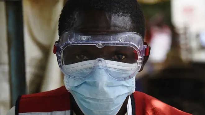 Mhudumu wa afya katika mpaka wa Uganda